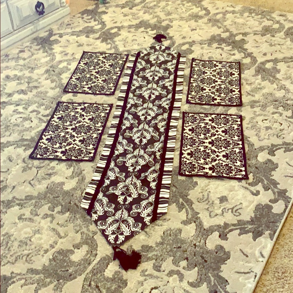 Table runner and 4 placemats